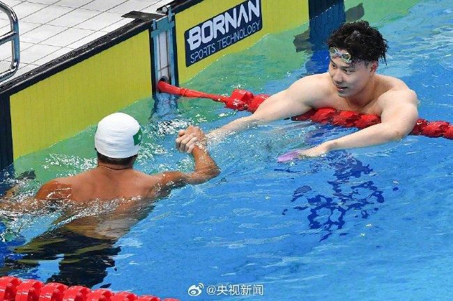 我们可以以客观评断而非主观投入的方式来看待在《伪币制造者》中一个著名的章节里的情况(PatⅡ，Chapter種)。